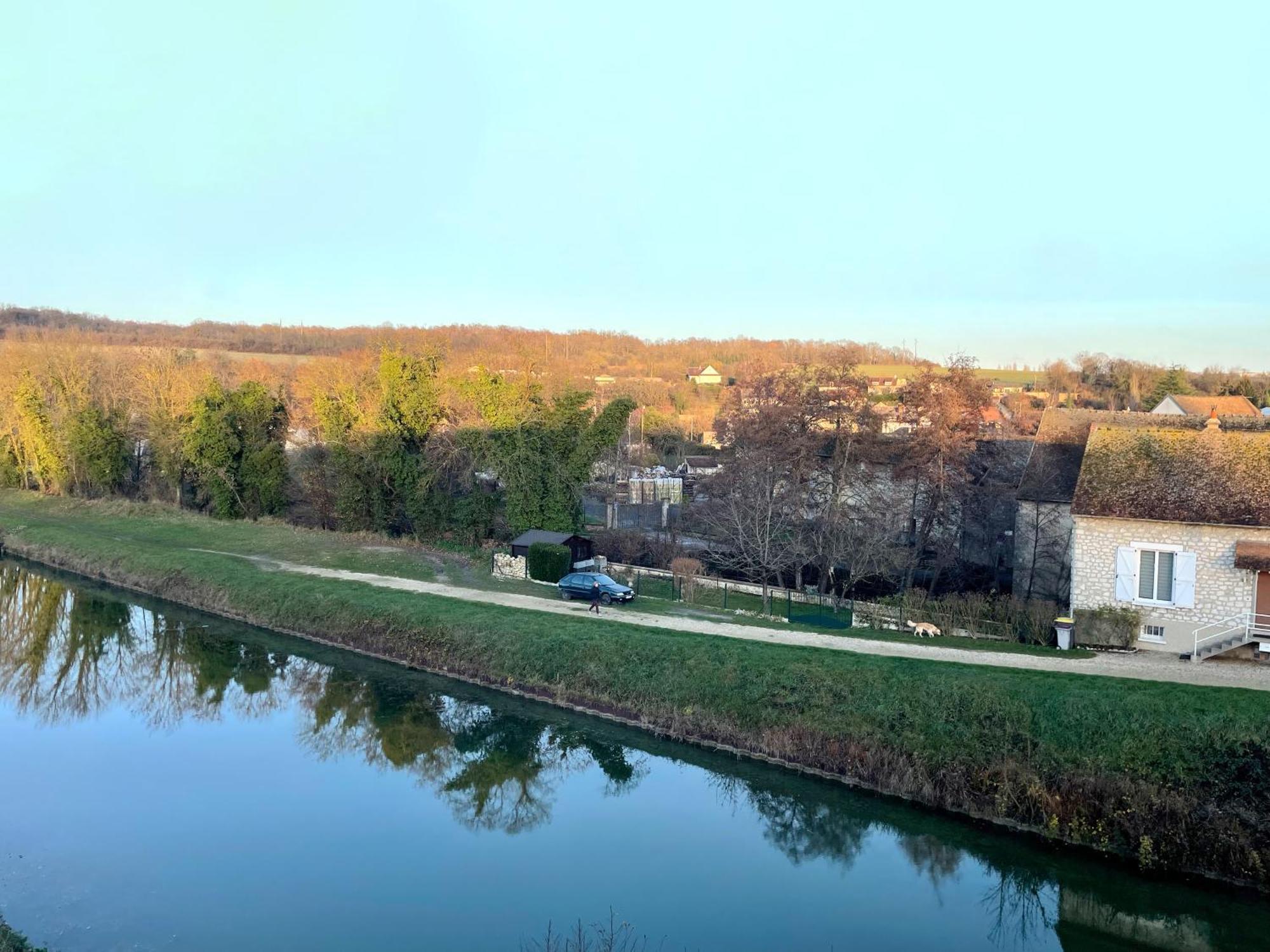Loft Renove Avec Mezzanine - Vue Sur Le Loing - Commerces A Pied